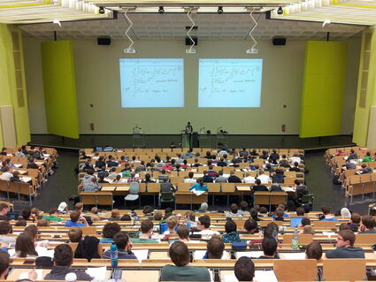 Vorlesung in einem vollbesetzten Hörsaal